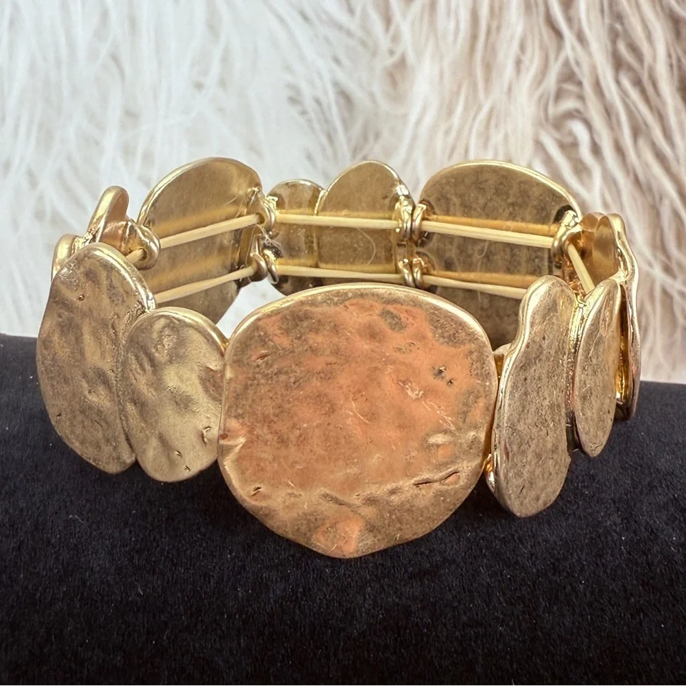 Pretty goldtone, hammered costume stretch bracelet